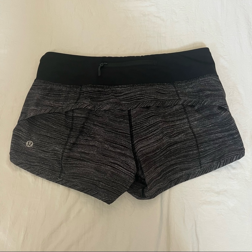 Lululemon speed up 2.5” shorts (black/gray) 4